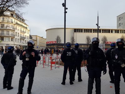 Les forces de l'ordre ont à nouveau été fortement mobilisées dans le centre de Caen, samedi 2 mars 2019. - Floriane Bléas
