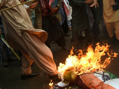 Des manifestants pakistanais brûlent une effigie du Premier ministre indien Narendra Modi le 2 mars 2019 à Karachi - RIZWAN TABASSUM [AFP]
