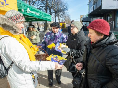 Un membre de la Réforme (G) distribue des tracts le 2 mars 2019 à Tallinn - Raigo Pajula [AFP]