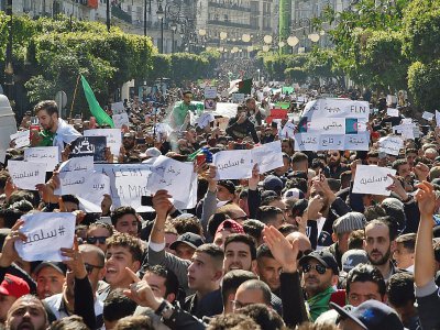 Plusieurs dizaines de milliers d'Algériens défilent dans le centre d'Alger, le 1er mars 2019 - RYAD KRAMDI [AFP]