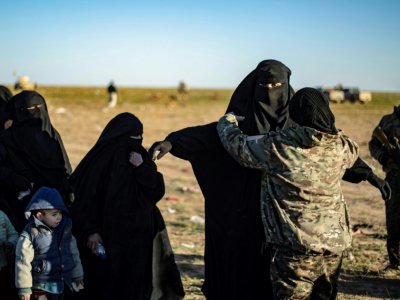 Des femmes et des enfants sont fouillés par des combattants des Forces démocratiques syriennes, après avoir quitté le dernier réduit du groupe Etat islamique à Baghouz, dans l'est de la Syrie, le 1er mars 2019 - Delil SOULEIMAN [AFP]