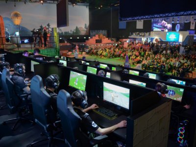 Des joueurs parmi les meilleurs du monde du jeu vidéo phénomène Fortnite s'affrontent à Katowice en Pologne, le 3 mars 2019 - BARTOSZ SIEDLIK [AFP]