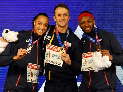 Les Français Aurel Manga (d), 3e du 60 m haies et Pascal Martinot-Lagarde (g), 2e, sur le podium, aux Championnats d'Europe en salle, le 3 mars 2019 à Glasgow - Ben STANSALL [AFP]