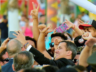 L'opposant vénézuélien Juan Guaido avec des partisans, le 2 mars 2019 à Salinas, en Equateur - Rodrigo BUENDIA [Afp/AFP]
