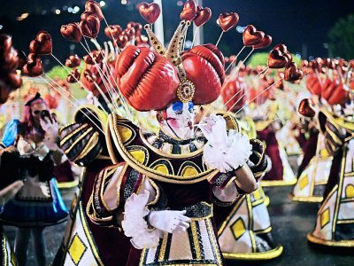 Un danseur de l'école de samba "Imperio Serrano" défile sur le sambodrome lors de la première nuit du Carnaval de Rio, le 3 mars 2019 au Brésil - CARL DE SOUZA [AFP]