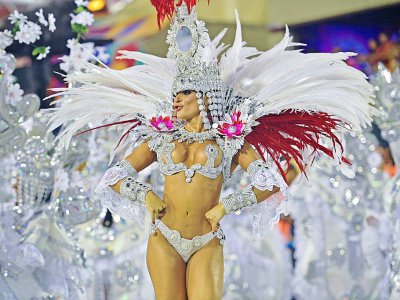 Une danseuse de l'école de samba "Salgueiro" défile sur le sambodrome, lors de la première nuit du Carnaval de Rio, au Brésil - CARL DE SOUZA [CDS/AFP]