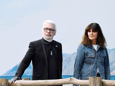 Karl Lagerfeld (G) et Virginie Viard (D) qui lui succède chez Chanel, à Paris, le 2 octobre 2018 - Bertrand GUAY [AFP/Archives]