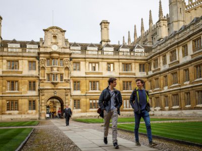 Des étudiants marchent à l'université de Cambridge, en Grande Bretagne, le 14 mars 2018 - Tolga Akmen [AFP/Archives]