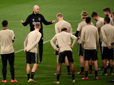 Le technicien de l'Ajax Amsterdam Erik Ten Hag (d) parle à ses joueurs lors d'une séance d'entraînement à Santiago Bernabeu, le 4 mars 2019 - OSCAR DEL POZO [AFP]