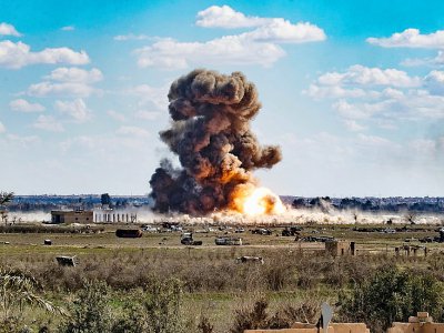 De la fumée s'élève du dernier réduit du groupe Etat islamique après un bombardement, dans le village de Baghouz en Syrie, le 3 mars 2019 - Delil souleiman [AFP]
