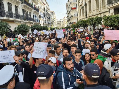 Des étudiants algériens manifestent contre un 5e mandat d'Abdelaziz Bouteflika, à Alger, le 5 mars 2019 - RYAD KRAMDI [AFP]