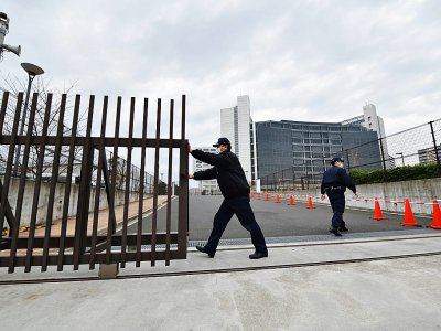 Un gardien ouvre la grille d'entrée du centre de détention de Tokyo le 6 mars 2019 - Kazuhiro NOGI [AFP]