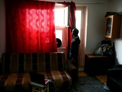 Lamin, un Gambien âgé de 23 ans, dans l'appartement qu'il occupe en banlieue de Moscou, le 27 février 2019 - Mladen ANTONOV [AFP/Archives]