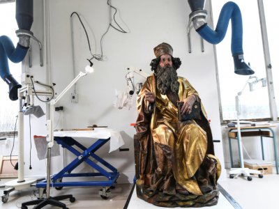 Restauration des sculptures du retable d'Issenheim du musée Unterlinden de Colmar, au Centre de recherche et de restauration des musées de France (C2RMF) du Louvre, à Paris, le 6 mars 2019 - ALAIN JOCARD [AFP]