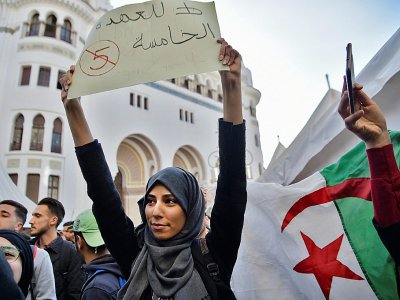 Une manifestante algérienne s'oppose à la candidature du président Abdelaziz Bouteflika à un 5e mandat, à Alger, le 5 mars 2019 - RYAD KRAMDI [AFP]