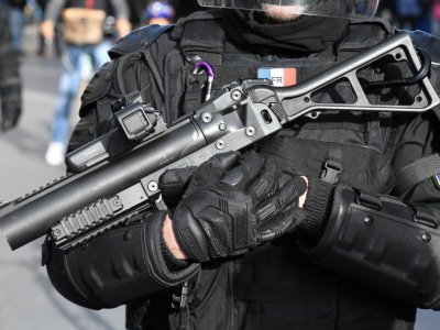 Un policier équipé d'un LBD à Bordeaux, le 2 mars 2019 - MEHDI FEDOUACH [AFP/Archives]