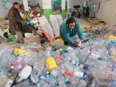 Des chiffonniers trient des bouteilles plastique dans le local de l'association des Barbechas, le 10 janvier 2018 à Tunis - FETHI BELAID [AFP]