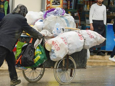 Un des "Barbechas", les fouilleurs de poubelles, dans une rue de lTunis, le 6 janvier 2019 - FETHI BELAID [AFP]