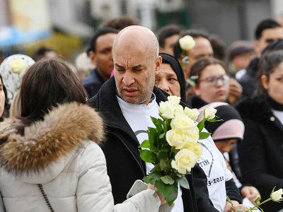 Le père d'Adam lors de la marche en hommage à Adam Soli and Fatih Karakuss, à Grenoble le 6 mars 2019 - JEAN-PIERRE CLATOT [AFP]