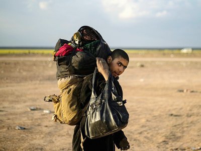 Un garçon qui a fui le dernier réduit du groupe Etat islamique en Syrie arrive, le 6 mars 2019, sur les lignes tenues par une alliance arabo-lurde antijihadistes près de Baghouz - Delil souleiman [AFP]