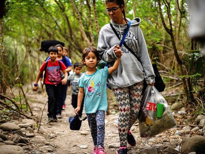 Une femme et des enfants franchissent la frontière pour se rendre du Venezuela en Colombie par des sentiers illégaux, le 4 mars 2019 - Juan Pablo Bayona [AFP]