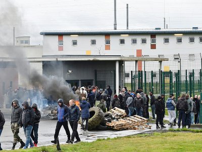 Mouvement de protestation des gardiens de prison devant l'entrée du centre pénitentiaire d'Alençon à Condé-sur-Sarthe, le 6 mars 2019 - JEAN-FRANCOIS MONIER [AFP]