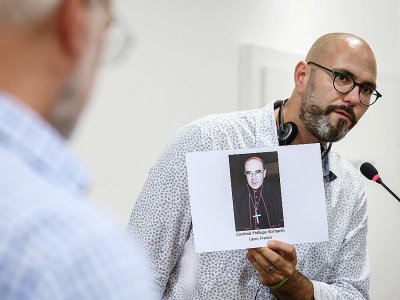 François Devaux, cofondateur de "La Parole libérée", brandissant un portrait du cardinal Batbarin, à Genève, le 7 juin 2018 - Fabrice COFFRINI [AFP/Archives]