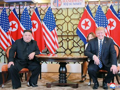 Photo fournie par les autorités nord-coréennes du leader Kim Jong Un (g) avec le président américain Donald Trump, lors de leur rencontre à Hanoï, le 1er mars 2019 - KCNA VIA KNS [KCNA VIA KNS/AFP/Archives]
