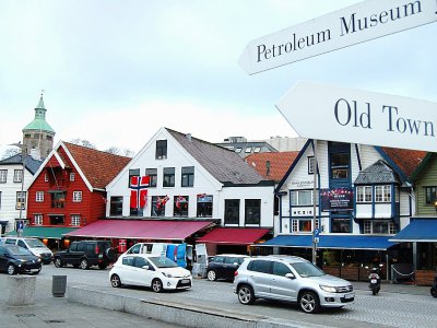 Un panneau indique la direction du musée du pétrole, à Stavanger, le 12 novembre 2015 - Pierre-Henry DESHAYES [AFP/Archives]