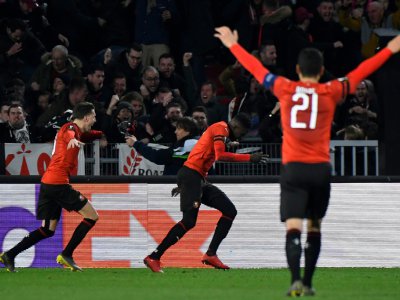 L'attaquant sénégalais de Rennes Ismaila Sarr (c) vient de marquer contre Arsenal en 8e de finale aller de la Ligue Europa, le 7 mars 2019 à Rennes - DAMIEN MEYER [AFP]