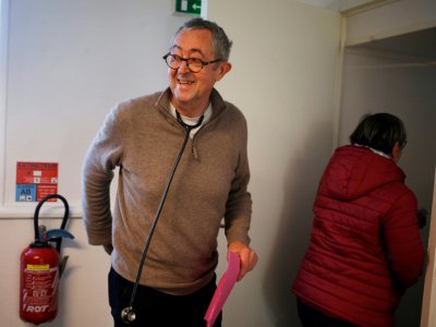 Le Dr François Aulombard, retraité depuis deux ans, reçoit une patiente dans un centre de santé, le 26 février 2019 à Coutances, dans La Manche - CHARLY TRIBALLEAU [AFP]