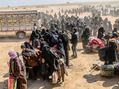 Femmes et enfants évacués de la dernière poche du groupe jihadiste Etat islamique à Baghouz en Syrie, arrivent dans un secteur sous contrôle des forces soutenues par la coalition internationale, le 6 mars 2019 - Bulent KILIC [AFP]