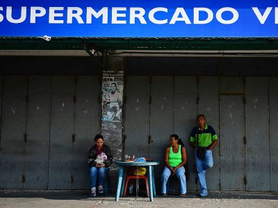 Un supermarché fermé à Barquisimeto au Venezuela durant une coupure d'électricité le 8 mars 2019 - RONALDO SCHEMIDT [AFP]