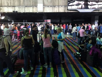 Des passagers bloqués à l'aéroport international de Maiquetia, près de Caracas, pendant la grande panne de courant, le 8 mars 2019 - Yuri CORTEZ [AFP]