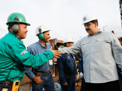 Nicolas Maduro (à droite) rend visite à un chantier industriel, le 6 mars 2019 à Ciudad Guyana - HO [Venezuelan Presidency/AFP]