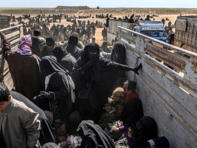 Des milliers d'hommes, femmes et enfants fuient le dernier bastion du groupe Etat islamique (EI) à Baghouz, dans l'est de la Syrie, le 6 mars 2019 - Bulent KILIC [AFP/Archives]