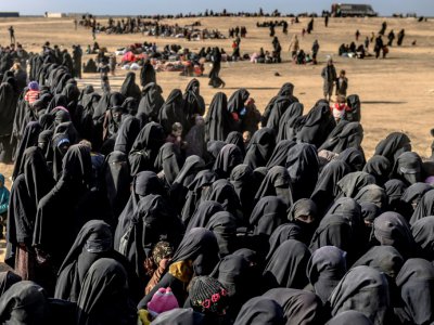 Des femmes fuient le dernier bastion du groupe Etat islamique (EI) à Baghouz, dans l'est de la Syrie, le 5 mars 2019 - Bulent KILIC [AFP/Archives]