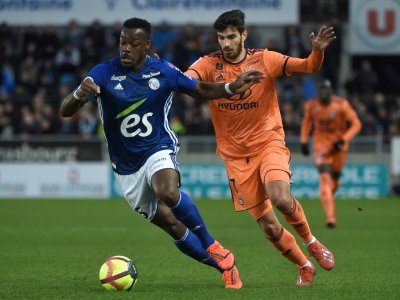 Le défenseur de Strasbourg Lamine Koné (g) à la lutte avec le milieu de Lyon Martin Terrier en Ligue 1, le 9 mars 2019 à Strasbourg - PATRICK HERTZOG [AFP]