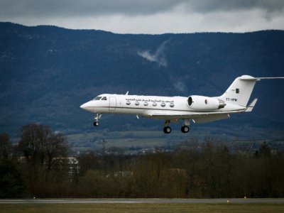 L'avion gouvernemental algérien qui avait transporté le président Bouteflika à Genève, arrive de nouveau en Suisse le 10 mars 2019 - Fabrice COFFRINI [AFP]