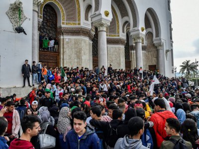 Des lycéens algériens rassemblés dans le centre d'Alger le 10 mars 2019 contre un 5e mandat du président Abdelaziz Bouteflika - RYAD KRAMDI [AFP]