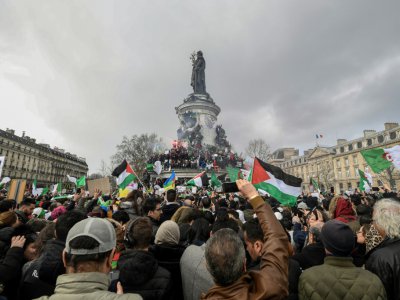 Des manifestants se sont réunis à Paris, le 10 mars 2019 pour protester contre la candidature de Bouteflika à un 5è mandat en Algérie - Bertrand GUAY [AFP]