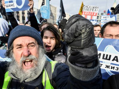 Des manifestants russes réclament "la liberté sur Internet", à Moscou le 10 mars 2019 - Alexander NEMENOV [AFP]