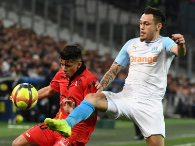 Le milieu de terrain de Marseille Lucas Ocampos à la lutte avec le défenseur de Nice Youcef Attal, le 10 mars 2019 au Stade Vélodrome - Boris HORVAT [AFP]