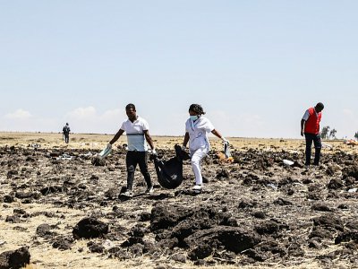 Des équipes de secours récupèrent des corps près de Addis Abeba, le 10 mars 2019 après le crash d'un avion d'Ethiopian Airlines - Michael TEWELDE [AFP]