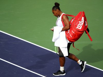 Serena Williams, en proie à des vertiges face à Garbine Muguruza, quitte le court alors qu'elle était menée, au 3e tour à Indian Wells, le 10 mars 2019 - CLIVE BRUNSKILL [Getty/AFP]