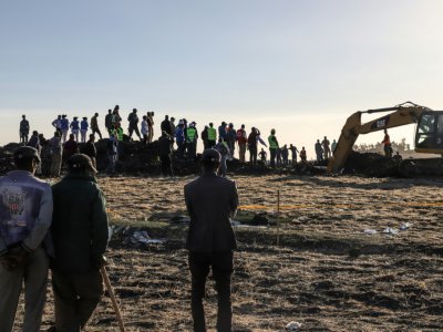 Des excavatrices fouillent le sol après le crash d'un avion d'Ethiopian Airlines près de Bishoftu, à 60 km au sud-est d'Addis Abeba, le 10 mars 2019 - Michael TEWELDE [AFP]