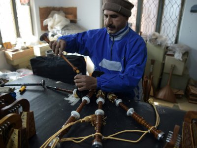 Un Pakistanais assemble les pièces d'une cornemuse à Sialkot au Pakistan, le 25 janvier 2019 - AAMIR QURESHI [AFP]