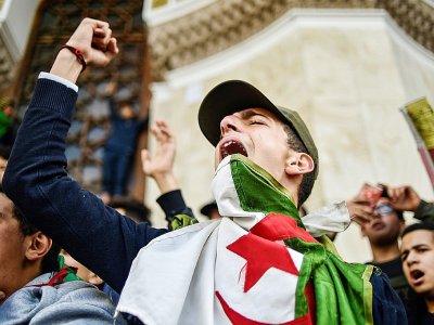 Des lycéens algériens manifestent contre un 5e mandat du président Bouteflika le 10 mars 2019 à Alger - RYAD KRAMDI [AFP]