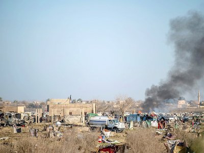 De la fumée s'échappe d'un camp du groupe Etat islamique dans le village de Baghouz, en Syrie, le 9 mars 2019 - BULENT KILIC [AFP]