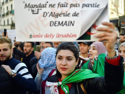 Des étudiants algériens manifestent dans le centre d'Alger contre l'extension du 4e mandat du président Abdelaziz Bouteflika, le 12 mars 2019 - RYAD KRAMDI [AFP]